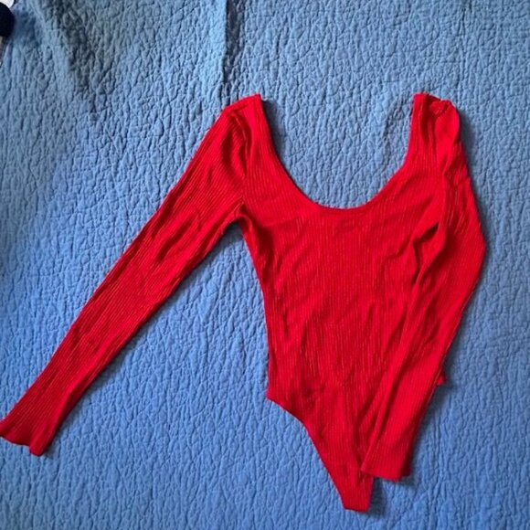 Aritzia Wilfred Free Leila Scoopneck Longsleeve Bodysuit – Red (Size M) - Picture 2 of 6